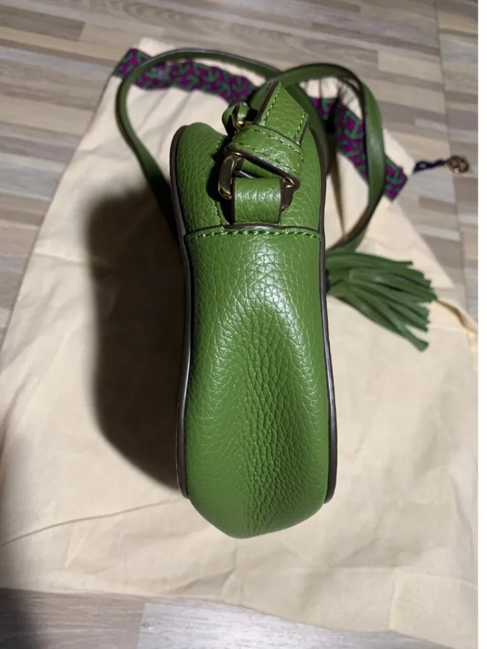 Tory Burch Thea Camera Bag in Pebbled Leather - Green - Pre-Loved